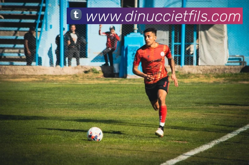 老马尔蒂尼手捧欧冠奖杯亮相 米兰荣耀时刻引发球迷回忆